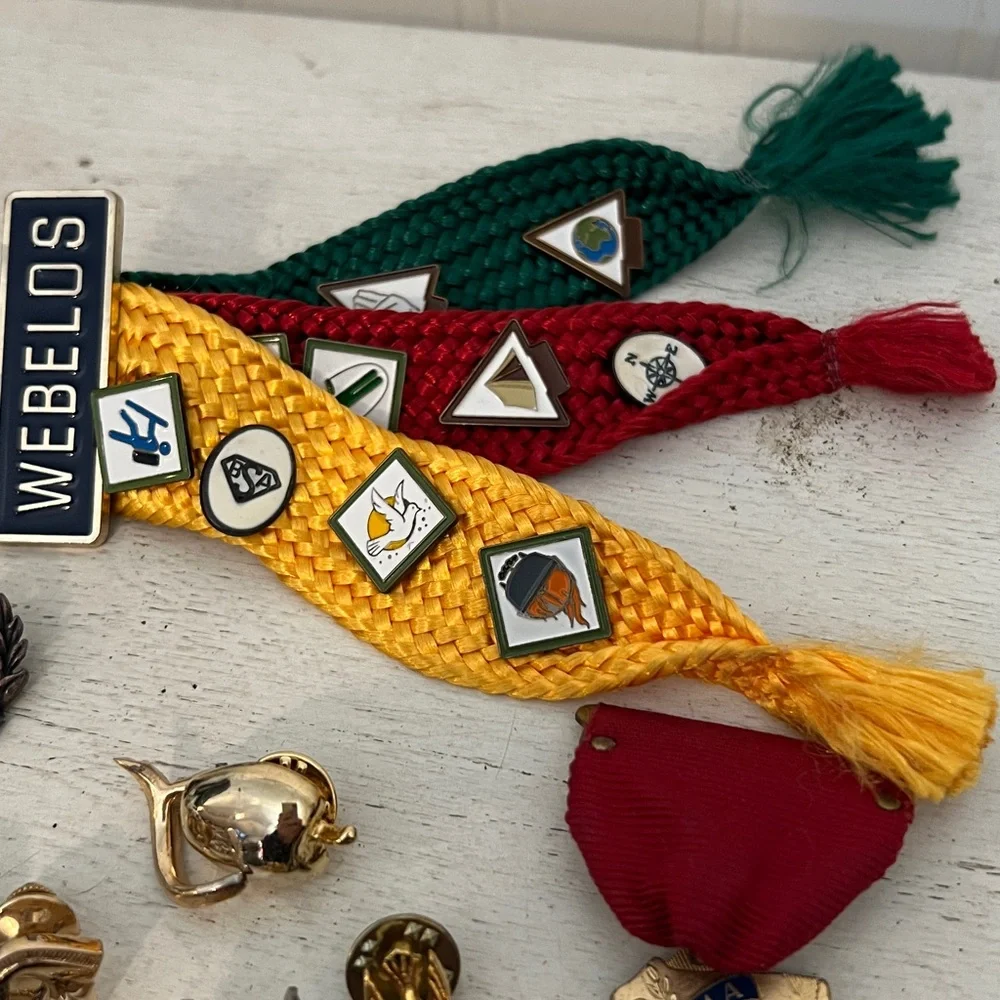 Lot vintage advertising & other pins tie tacks clips